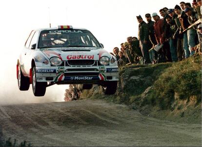 El piloto español Carlos Sainz conduce su Toyota Corolla durante la séptima manga del Rally de Portugal, el 23 de marzo de 1998.