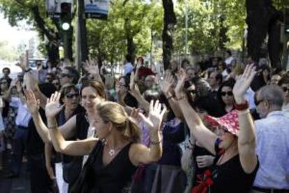 Funcionarios cortan el tráfico en el Paseo de Recoletos de Madrid en protesta por las últimas medidas adoptadas por el gobierno de Mariano Rajoy, como las subidas del IVA y la supresión de la paga extra de Navidad a los funcionarios, entre otras. EFEArchivo