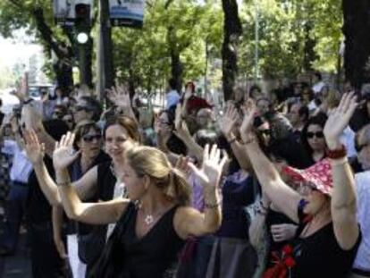 Funcionarios cortan el tráfico en el Paseo de Recoletos de Madrid  en protesta por las últimas medidas adoptadas por el gobierno de Mariano Rajoy, como las subidas del IVA y la supresión de la paga extra de Navidad a los funcionarios, entre otras. EFEArchivo