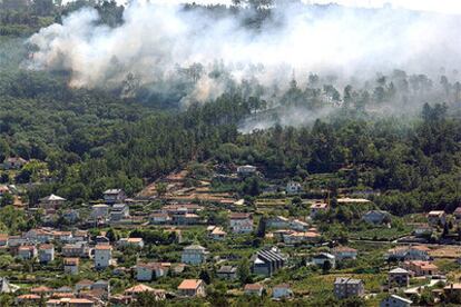 Un incendio declarado ayer avanza hacia las localidades ourensanas de Velle (en la foto) y Canibelos.