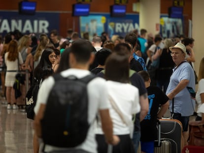 Colas en los mostradores de facturación de Ryanair en la Termina T2 del aeropuerto Josep Tarradellas Barcelona El Prat, en agosto.
