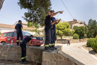 Bomberos en el núcleo de Coscó, este miércoles.