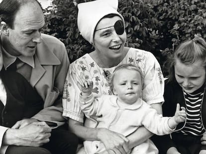 Retrato de familia: Roald Dahl junto a su esposa, la actriz Patricia Neal, y sus tres hijos, en Great Missenden (Inglaterra), en 1965