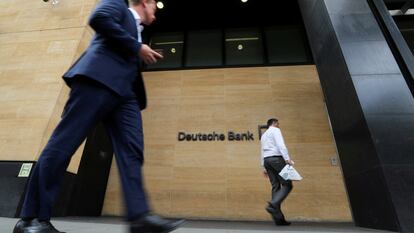 Ejecutivos pasan por delante de la sede de Deutsche Bank en Londres, en una imagen de archivo.