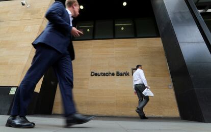 Ejecutivos pasan por delante de la sede de Deutsche Bank en Londres, en una imagen de archivo.