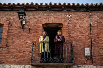 Antonia Herrero, a la izquierda, y Amalia García, en el balcón del Ayuntamiento de Villán de Tordesillas, el miércoles 16 de febrero. 