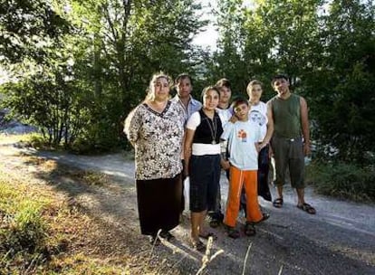 Toda la familia Covaciu, con Rebecca -tercera por la izquierda-, se reúne cerca de la casa en la que se refugia al sur de Italia.
