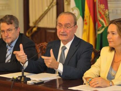 El alcalde, Francisco de la Torre, informa del plan de ajuste acompañado de la concejal de Economía, Mar Martín Rojo, y del portavoz municipal, Diego Maldonado