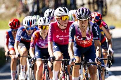 Mavi García (rechts) während einer Etappe der Frauen-Tour de Romandie 2024 in der Schweiz.