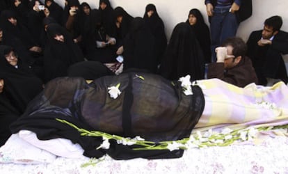 Familiares del gran ayatolá Montazerí, congregados junto a su cadáver en la localidad de Qom.