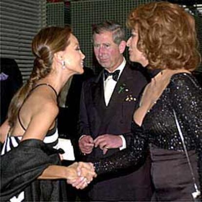 El príncipe Carlos observa el saludo entre Isabel Preysler y Sofía Loren en la fiesta de Porcelanosa.