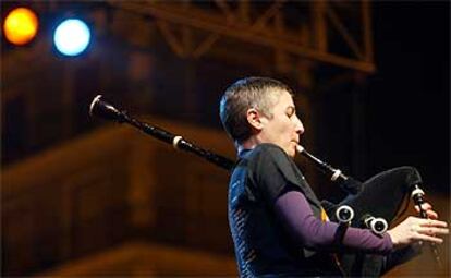 Mercedes Peón, tocando la gaita durante su concierto del pasado viernes en la plaza de la Virgen de Valencia.