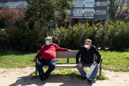 Las partidas de petanca en Aluche suelen celebrarse con un público atento y exigente, que huye del aplauso fácil.