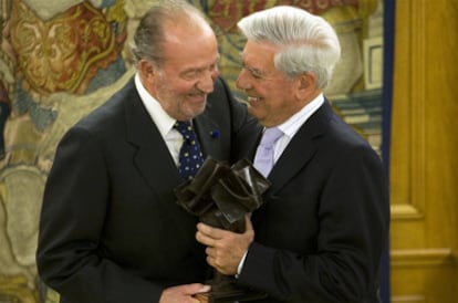 El Rey saluda a  Mario Vargas Llosa, en una fotografía de archivo.