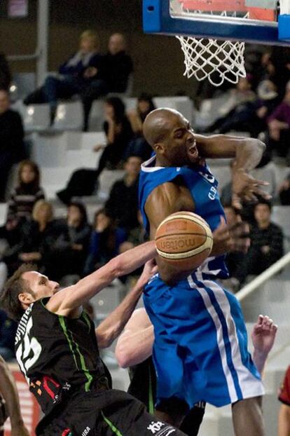 Robert Joseph salta a por el balón en un encuentro.