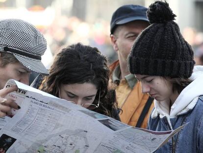 Un grupo de turistas consultan un mapa de Madrid.