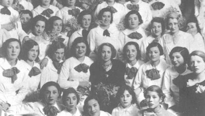 Felicidad Duce (en el centro), con la primera promoción de su escuela de moda, en 1928.