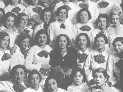 Felicidad Duce (en el centro), con la primera promoción de su escuela de moda, en 1928.