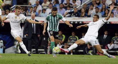 El brasileño Danilo (d), del Real Madrid, se esfuerza por parar la carrera del delantero del Betis Rubén Castro durante el partido de la segunda jornada de Liga. El fichaje del lateral diestro, que debutaba ante los verdiblancos en el estadio Santiago Bernabéu, ha costado a los blancos 35 millones de euros. Llegó este verano procedente del Oporto.