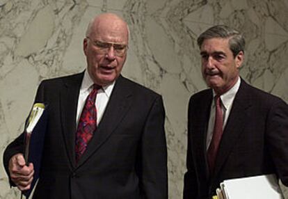 El director del FBI, Robert Mueller (derecha), antes de su comparecencia ayer en el Senado.