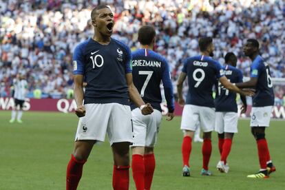 Kylian Mbappé celebra el tercer tanto de la selección de Francia.