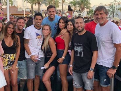 Leo Messi, Luis Suárez, Cesc Fábregas y Jordi Alba con sus mujeres y amigos en Ibiza.