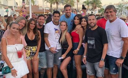 Leo Messi, Luis Suárez, Cesc Fábregas y Jordi Alba con sus mujeres y amigos en Ibiza.