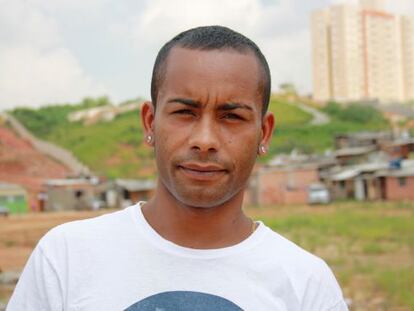 Robson en la comunidad donde vive en Carapicuíba.