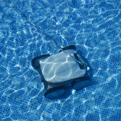 Un robot limpiapiscinas en el fondo de una piscina.