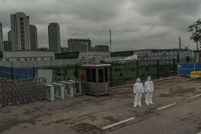 Dos guardias de seguridad con trajes protectores, el 11 de abril a la entrada del hospital Leishenshan, recinto que fue levantado de la nada en 10 días y que acogió en total a 2.011 enfermos en sus 1.500 camas (cerró sus puertas el pasado 15 de abril).