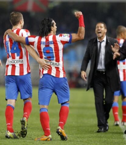 Gabi y Falcao celebran el gol de la victoria.