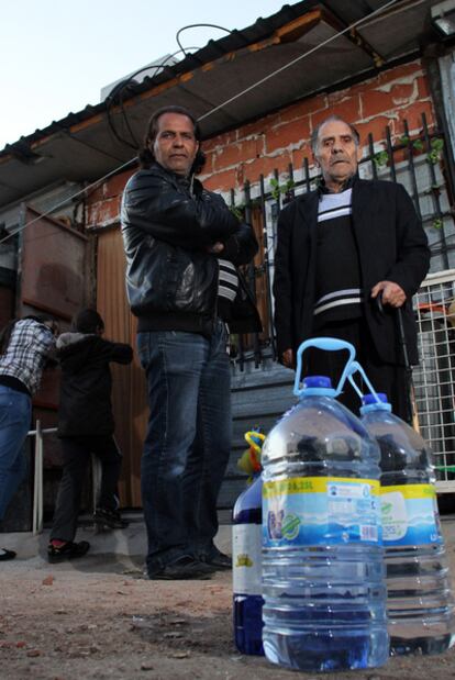 César García, a la izquierda, lidera la protesta por el corte de agua en El Ventorro de la Puñalá.