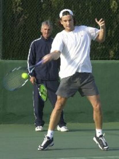 José Higueras supervisa los movimientos de Carlos Moyà.