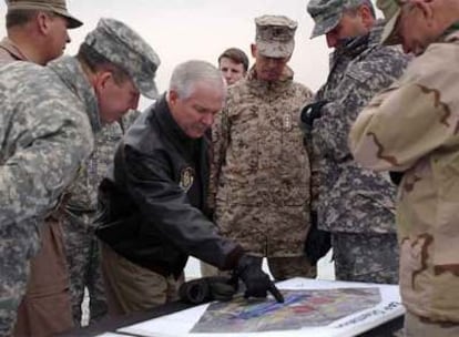 El secretario de Defensa de EE UU ha viajado hoy a Basora para reunirse con los mandos militares británicos y estadounidenses.