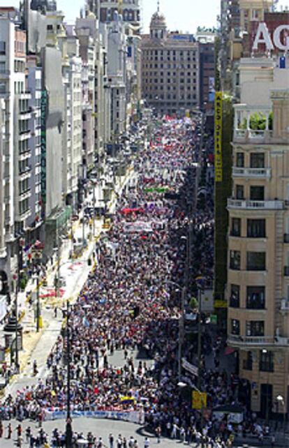 Miles de personas participaron en la manifestación organizada por el Foro Social Transatlántico y los movimientos antiglobalización.