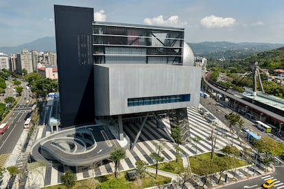 Fachada principal del Nuevo Centro de Artes del espectáculo de Taipéi.