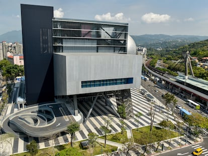 Fachada principal del Nuevo Centro de Artes del espectáculo de Taipéi.