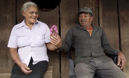 Jesús Calero Tercero le regala una flor a su mujer, Doña Flor, en la comunidad de Las Nubes, Matagalpa.
