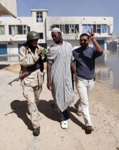 Un supuesto leal a Gadafi, detenido en Sirte.