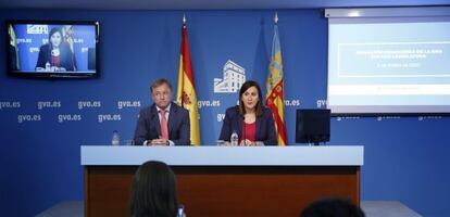 El consejero de Hacienda, Juan Carlos Moragues, junto a la titular de Educaci&oacute;n y portavoz del Consell en funciones, Mar&iacute;a Jos&eacute; Catal&agrave;.