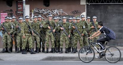 La policía militar colombiana vigila las calles de Bogotá durante la jornada electoral.