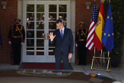 El presidente del Gobierno, Pedro Sánchez, espera para recibir al presidente de Estados Unidos, Joe Biden, este martes en La Moncloa.