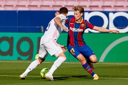 De Jong ante Nacho en el Clásico.