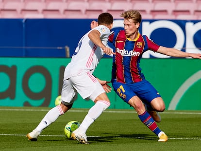 De Jong ante Nacho en el Clásico.