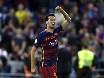 Busquets celebra la consecución del título de Copa.