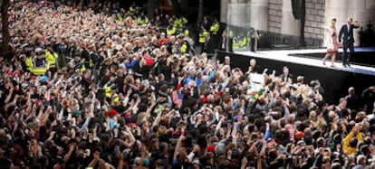 Obama y su esposa, Michelle, saludan a los miles de irlandeses que acudieron al College Green, en Dublín, para escuchar al presidente estadounidense.