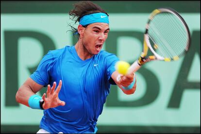 Rafael Nadal golpea la pelota con su izquierda, en la final de Roland Garros 2011 que disputó con Roger Federer.