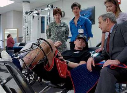 El sargento David Gardner (i) muestra al presidente de los Estados Unidos George W. Bush (d) las heridas que sufrió en combate