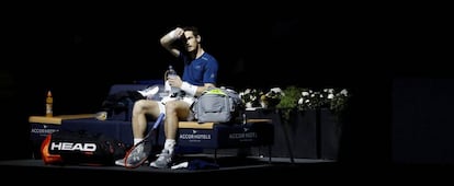 Andy Murray, durante un descanso en la final de París-Bercy.