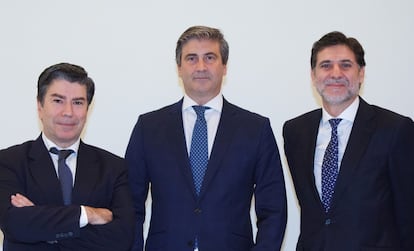 Juan Francisco Gutiérez Garrido con los socios de MBE Legal, Javier Moreno (izquierda) e Ignacio Boj (derecha).